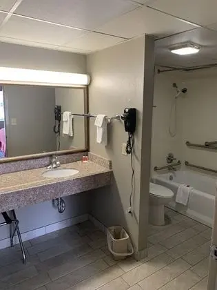 Oda, 1 En Büyük (King) Boy Yatak, Engellilere Uygun, Sigara İçilmez (Mobility,Tub w/Grab Bars)