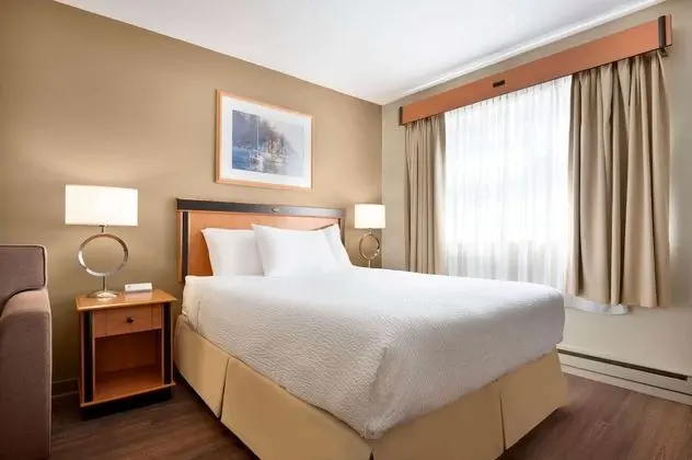 1 Queen 1 Single Accessible (Lobby Level) Non-pet friendly