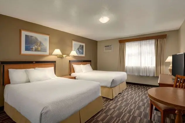 3 Queen Beds (Pool Level) Non-pet friendly