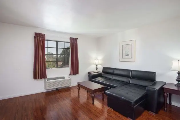 Süit, Birden Çok Yatak, Sigara İçilmez (First Floor)