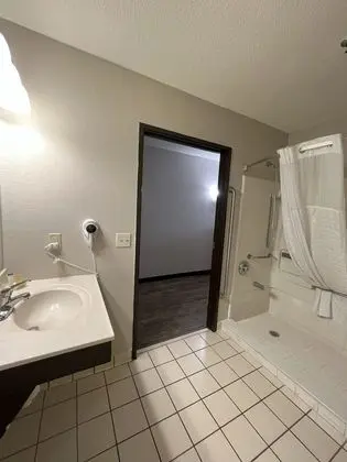 Oda, 1 Büyük (Queen) Boy Yatak, Sigara İçilmez, Zemin Kat (Mobility, Hearing)