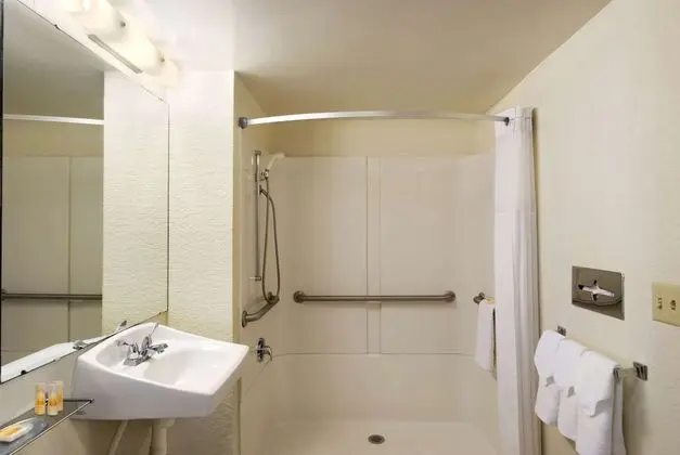 Oda, 1 En Büyük (King) Boy Yatak, Engellilere Uygun (Mobility/Hearing,roll-in shower)