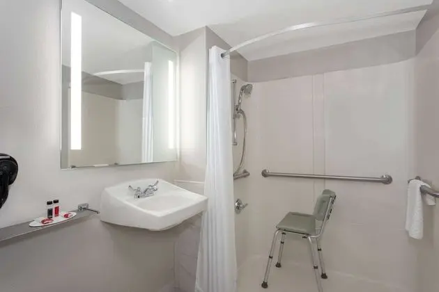 Oda, 1 En Büyük (King) Boy Yatak, Engellilere Uygun (Mobility/Hearing,roll-in shower)