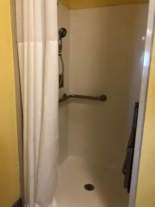 Oda, 1 En Büyük (King) Boy Yatak, Engellilere Uygun (Mobility/Hearing, Roll-In Shower)