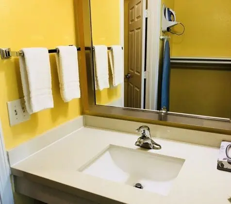 Oda, 1 En Büyük (King) Boy Yatak, Engellilere Uygun (Mobility/Hearing, Roll-In Shower)