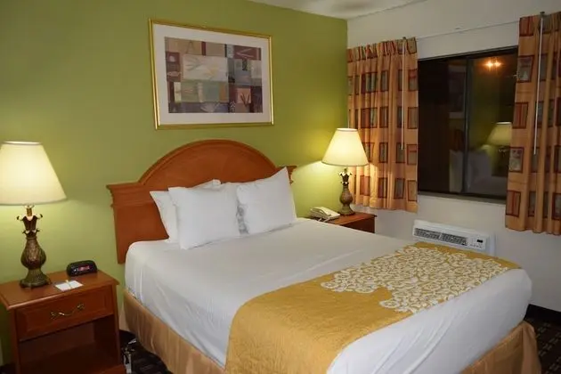 Oda, 1 Büyük (Queen) Boy Yatak, Sigara İçilmez (Pet Friendly)