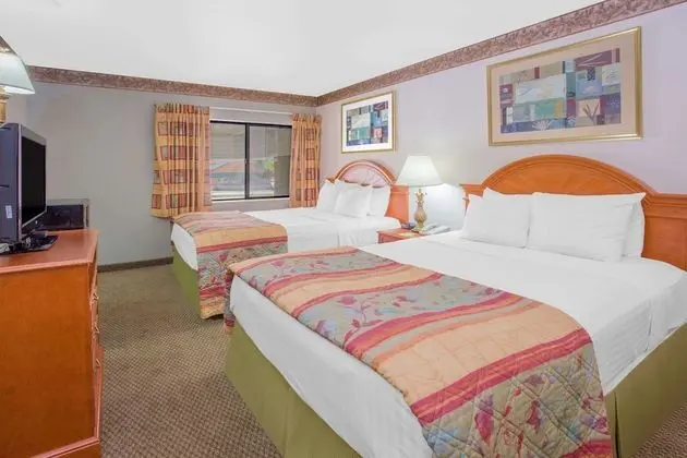 Süit, 1 Yatak Odası, Sigara İçilmez (2 Queens and 1 King Bed)