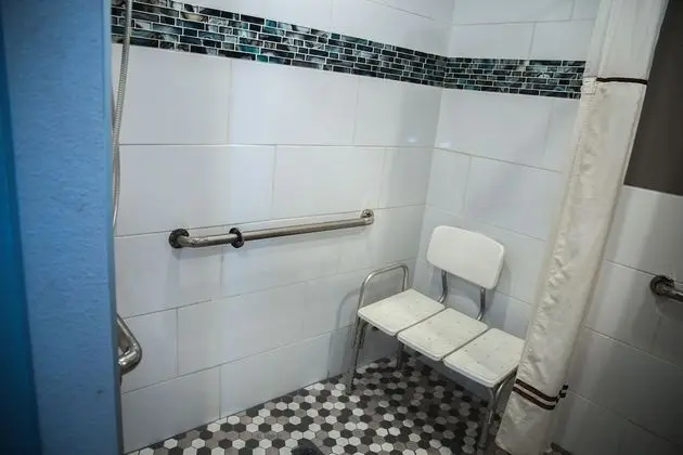Oda, 2 Büyük (Queen) Boy Yatak, Engellilere Uygun, Sigara İçilmez (Mobility/Roll-In Shower)