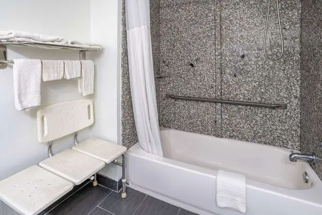 Oda, 1 Büyük (Queen) Boy Yatak, Engellilere Uygun (Mobility/Hearing, Bathtub w/Grab Bars)