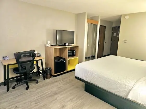 Oda, 1 En Büyük (King) Boy Yatak, Engellilere Uygun, Sigara İçilmez (Mobility, Bathtub w/Grab Bars)