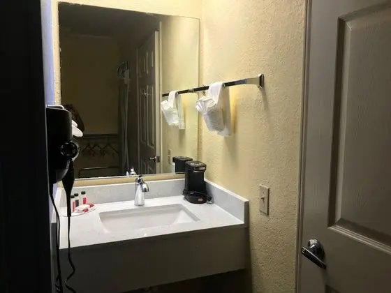Oda, 1 En Büyük (King) Boy Yatak, Engellilere Uygun, Sigara İçilmez (Roll-In Shower)