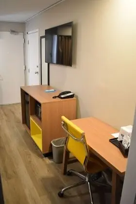 Oda, 1 En Büyük (King) Boy Yatak, Engellilere Uygun (Mobility,Hearing,Roll-In Shower)