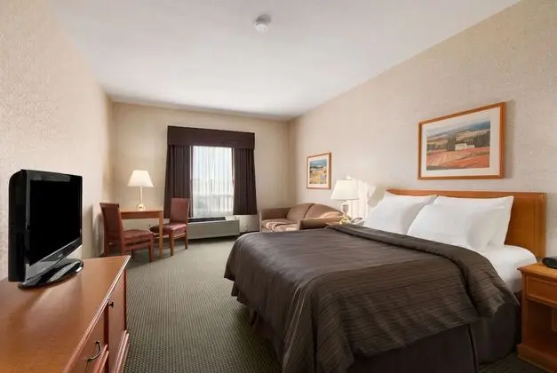 Room 1 Queen bed, mobility accessible room