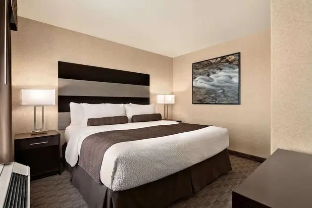 Room 1 Queen bed, mobility accessible room