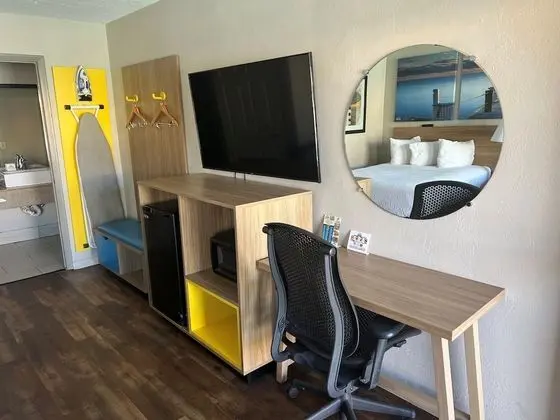Oda, 2 Büyük (Queen) Boy Yatak, Engellilere Uygun, Sigara İçilmez (Mobility Accessible)