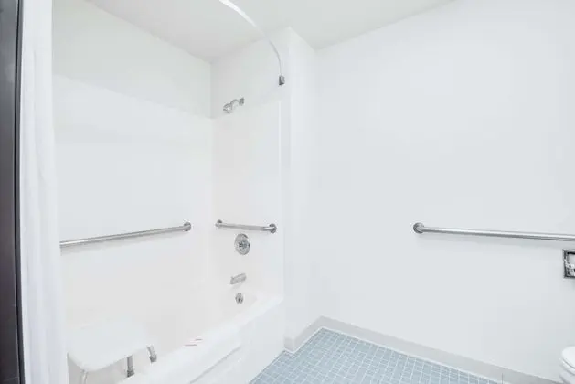 Oda, 1 Büyük (Queen) Boy Yatak, Engellilere Uygun, Sigara İçilmez (Mobility Accessible)