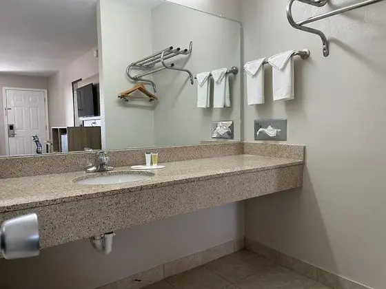 Oda, 1 En Büyük (King) Boy Yatak, Engellilere Uygun (Mobility,Hearing,Tub w/Grab Bars)