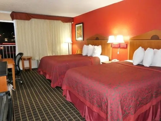 Tek Büyük Yataklı Oda, 2 Çift Kişilik Yatak