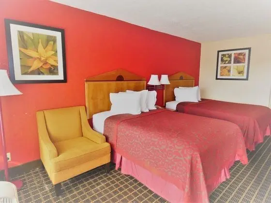 Tek Büyük Yataklı Oda, 2 Çift Kişilik Yatak