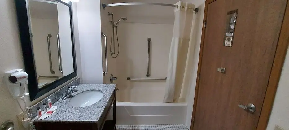 Oda, 1 Büyük (Queen) Boy Yatak, Engellilere Uygun, Sigara İçilmez