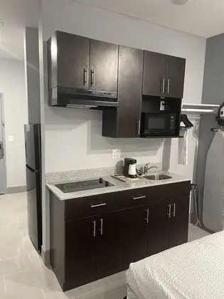 Oda, 2 Büyük (Queen) Boy Yatak, Sigara İçilmez (Kitchenette)