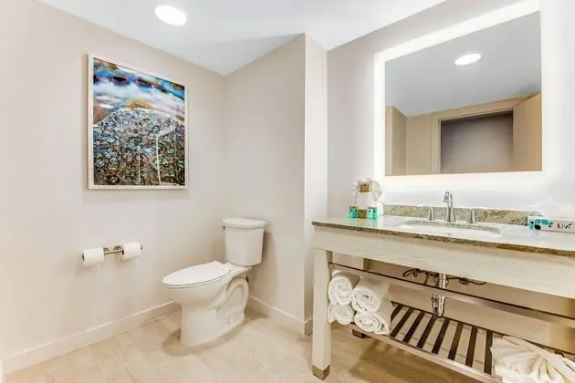 Standard Queen Room with Ocean View