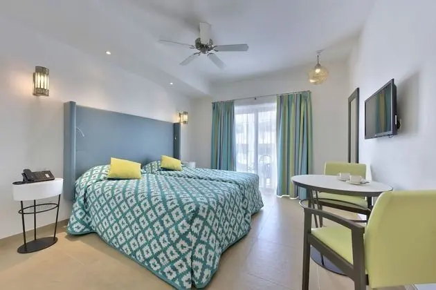 Standard Tek Büyük veya İki Ayrı Yataklı Oda, Balkon