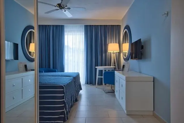 Executive lounge access, Double or Twin room (Pool View)