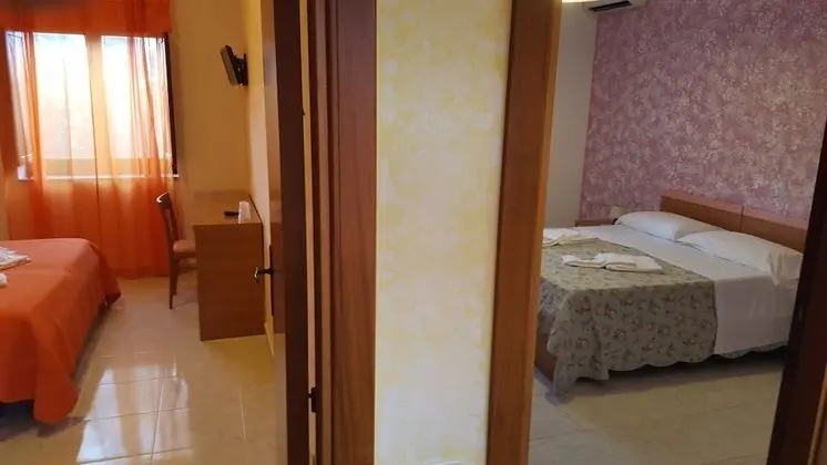 Tek Büyük Yataklı Oda, Bağlantılı Odalar