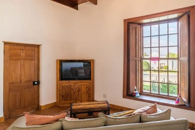 Süit, 1 En Büyük (King) Boy Yatak, Sigara İçilmez, Havuz Manzaralı