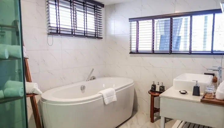 Deluxe Tek Büyük Yataklı Oda, 1 Büyük (Queen) Boy Yatak, Sıcak Su Havuzu, Plaj Manzaralı