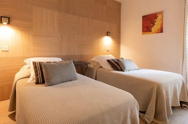 Chambre climatisée lits jumeaux