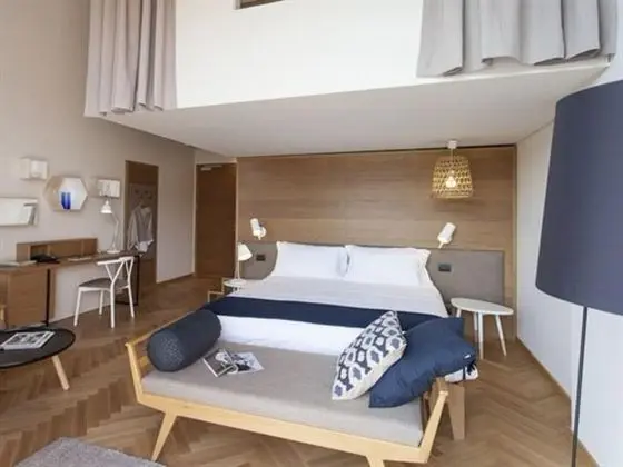 Family Oda, Göl Manzaralı