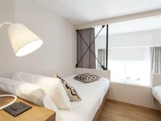 Family Oda, Göl Manzaralı