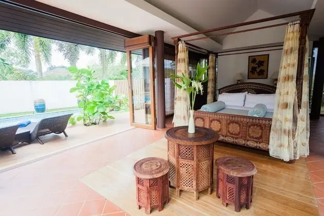 Deluxe Pool Access