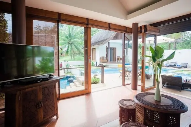Deluxe Pool Access