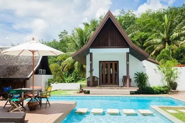 Deluxe Pool Access