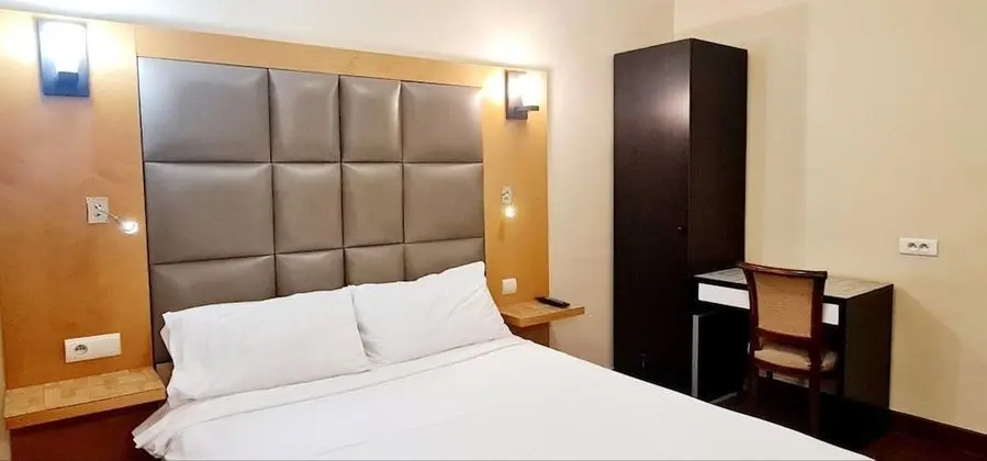 Tek Büyük Yataklı Oda, Ortak Banyo