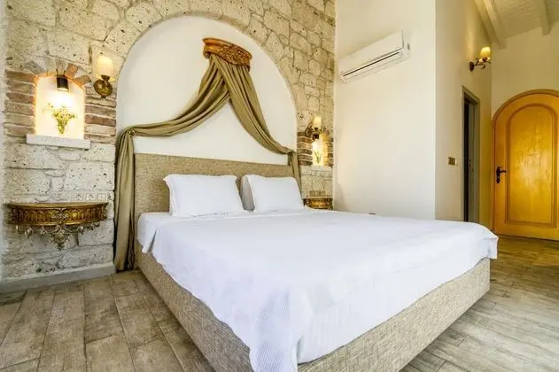 Cumbalı Superior Oda, Havuz Manzaralı, Balkonlu