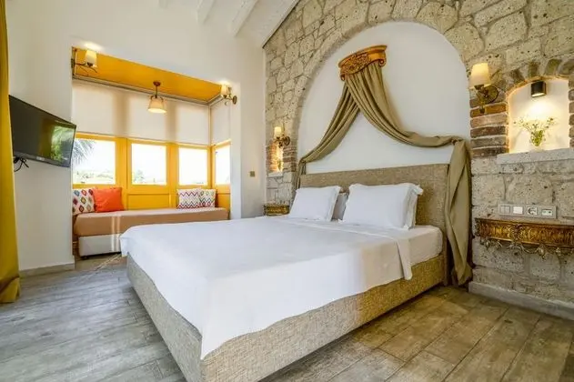 Cumbalı Superior Oda, Havuz Manzaralı, Balkonlu