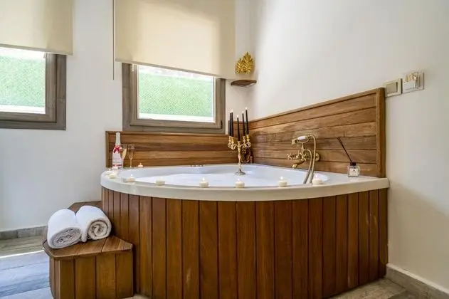 Junior Suite-Jakuzili, Havuz ve Bahçe Manzaralı, Jakuzili