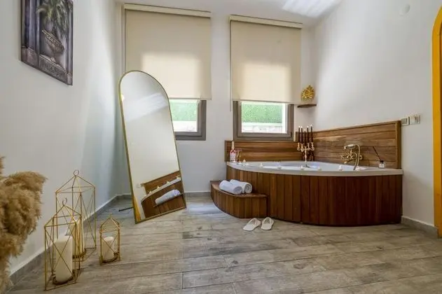 Junior Suite-Jakuzili, Havuz ve Bahçe Manzaralı, Jakuzili