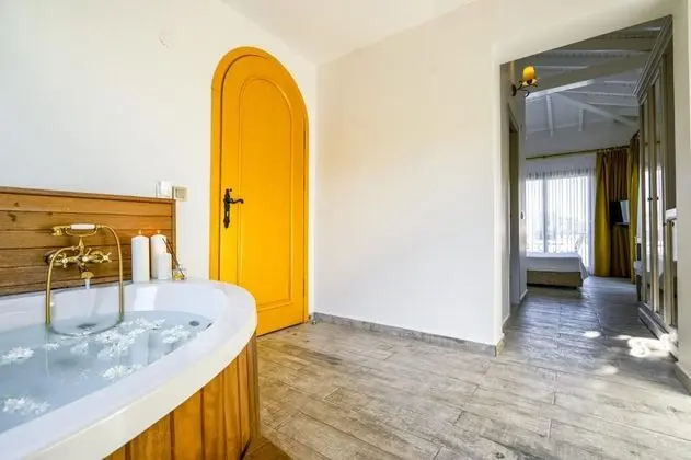 Junior Suite-Jakuzili, Havuz ve Bahçe Manzaralı, Jakuzili