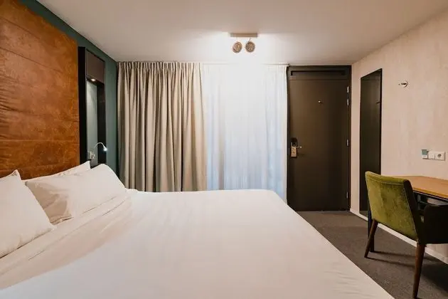 Double or Twin Room (atrium view)
