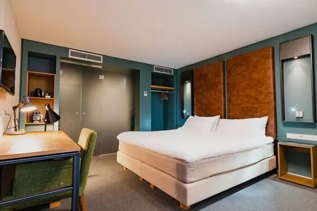 Double or Twin Room (atrium view)