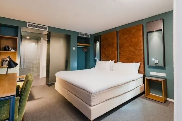 Double or Twin Room (atrium view)