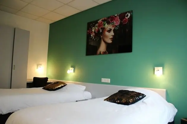 Tek Büyük Yataklı Oda, 2 Tek Kişilik Yatak