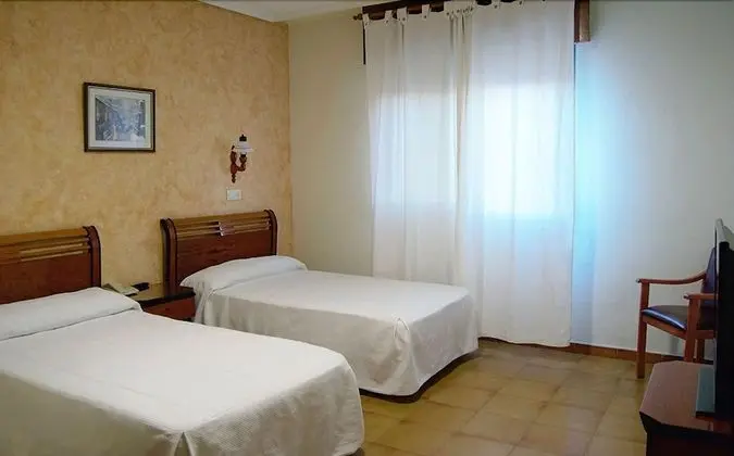 Büyük Yataklı Tek Kişilik Oda