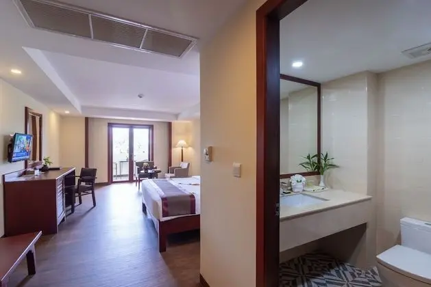 Deluxe Double Room, Bathtub, Balcony (Free Two Way Airport Transfer)