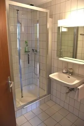 Tek Büyük veya İki Ayrı Yataklı Oda, Ortak Banyo